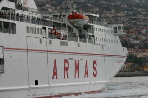 Ferry en el puerto de Funchal